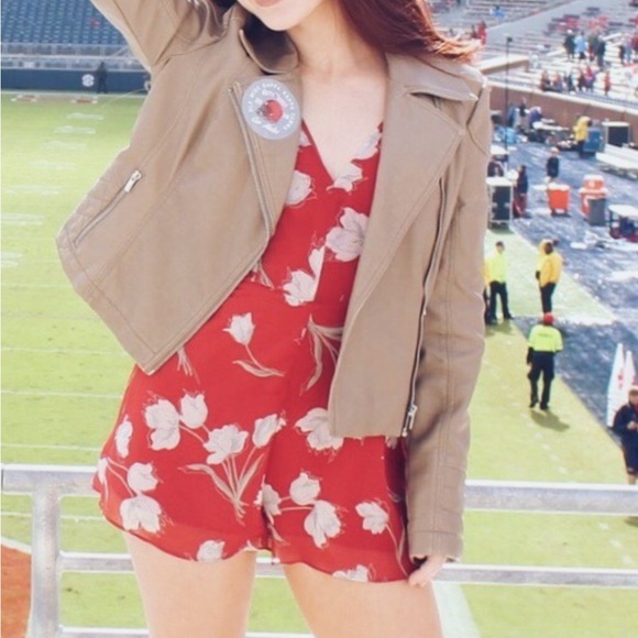Urban Outfitters Kimchi Blue Floral Red & White Flowy Romper Size 0 - Picture 2 of 8
